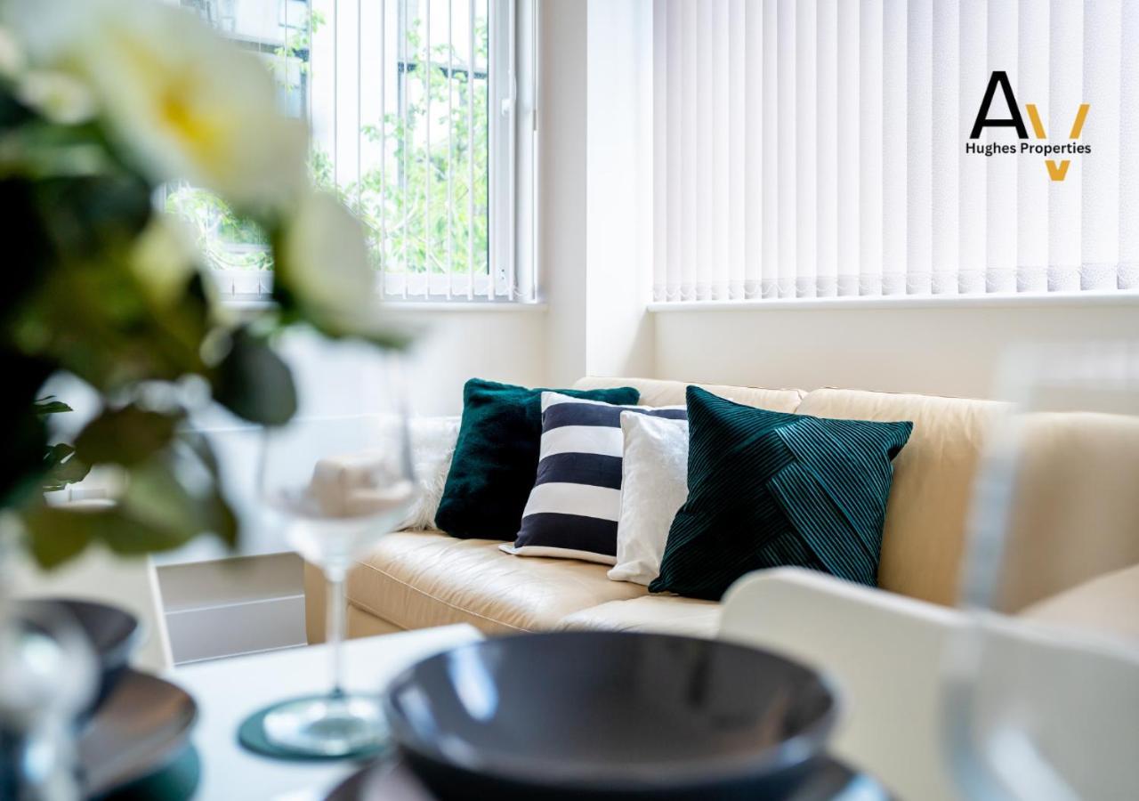 Modern Two-Bedroom Apartment - Central Location, Free Wi-Fi, Ideal For Long Stays By Av Hughes Properties Милтон-Кейнс Экстерьер фото