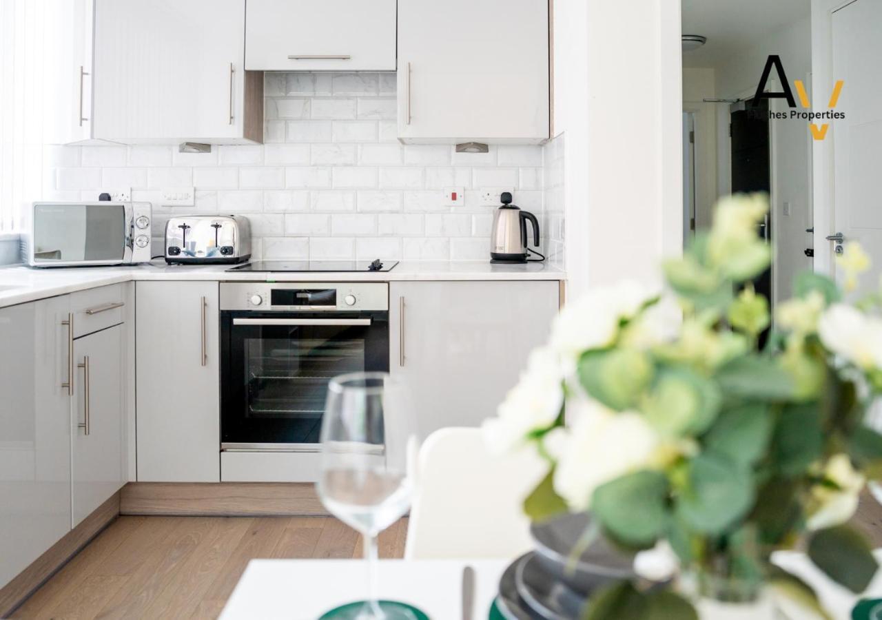 Modern Two-Bedroom Apartment - Central Location, Free Wi-Fi, Ideal For Long Stays By Av Hughes Properties Милтон-Кейнс Экстерьер фото