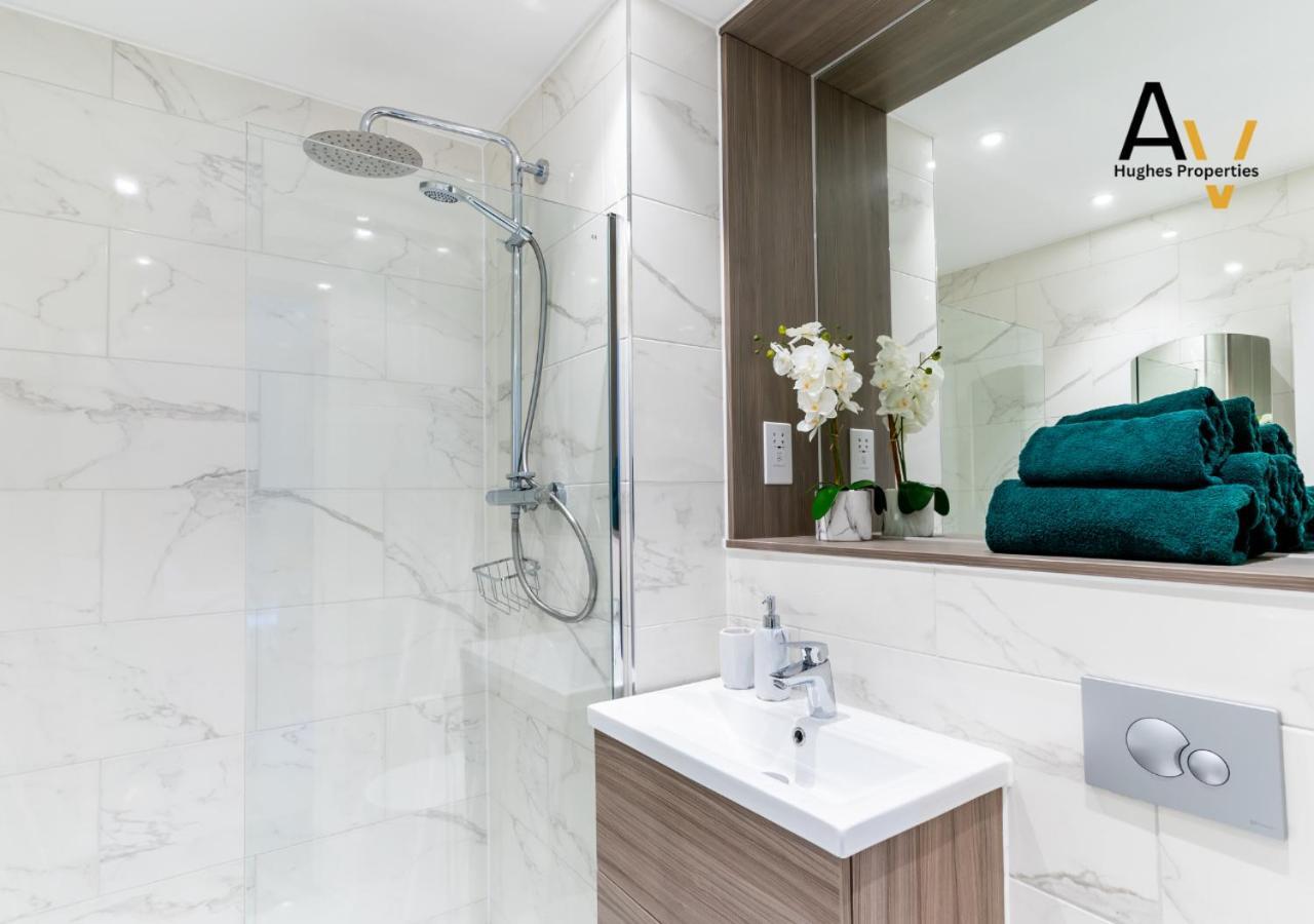Modern Two-Bedroom Apartment - Central Location, Free Wi-Fi, Ideal For Long Stays By Av Hughes Properties Милтон-Кейнс Экстерьер фото
