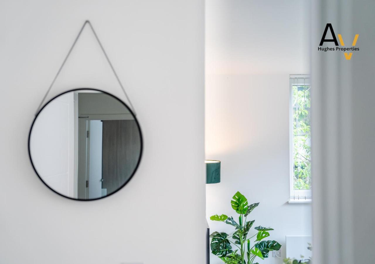Modern Two-Bedroom Apartment - Central Location, Free Wi-Fi, Ideal For Long Stays By Av Hughes Properties Милтон-Кейнс Экстерьер фото