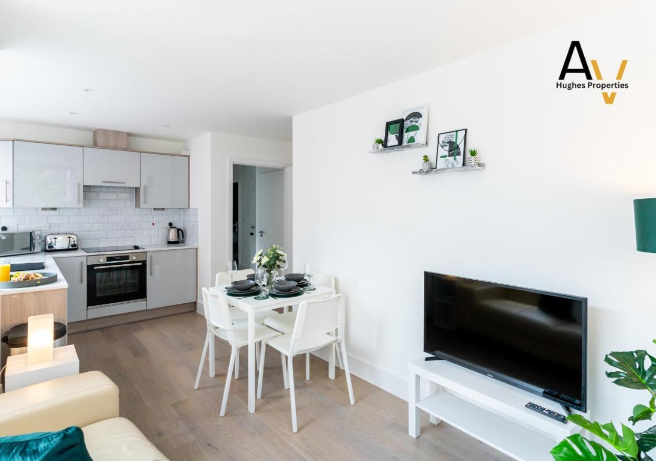 Modern Two-Bedroom Apartment - Central Location, Free Wi-Fi, Ideal For Long Stays By Av Hughes Properties Милтон-Кейнс Экстерьер фото