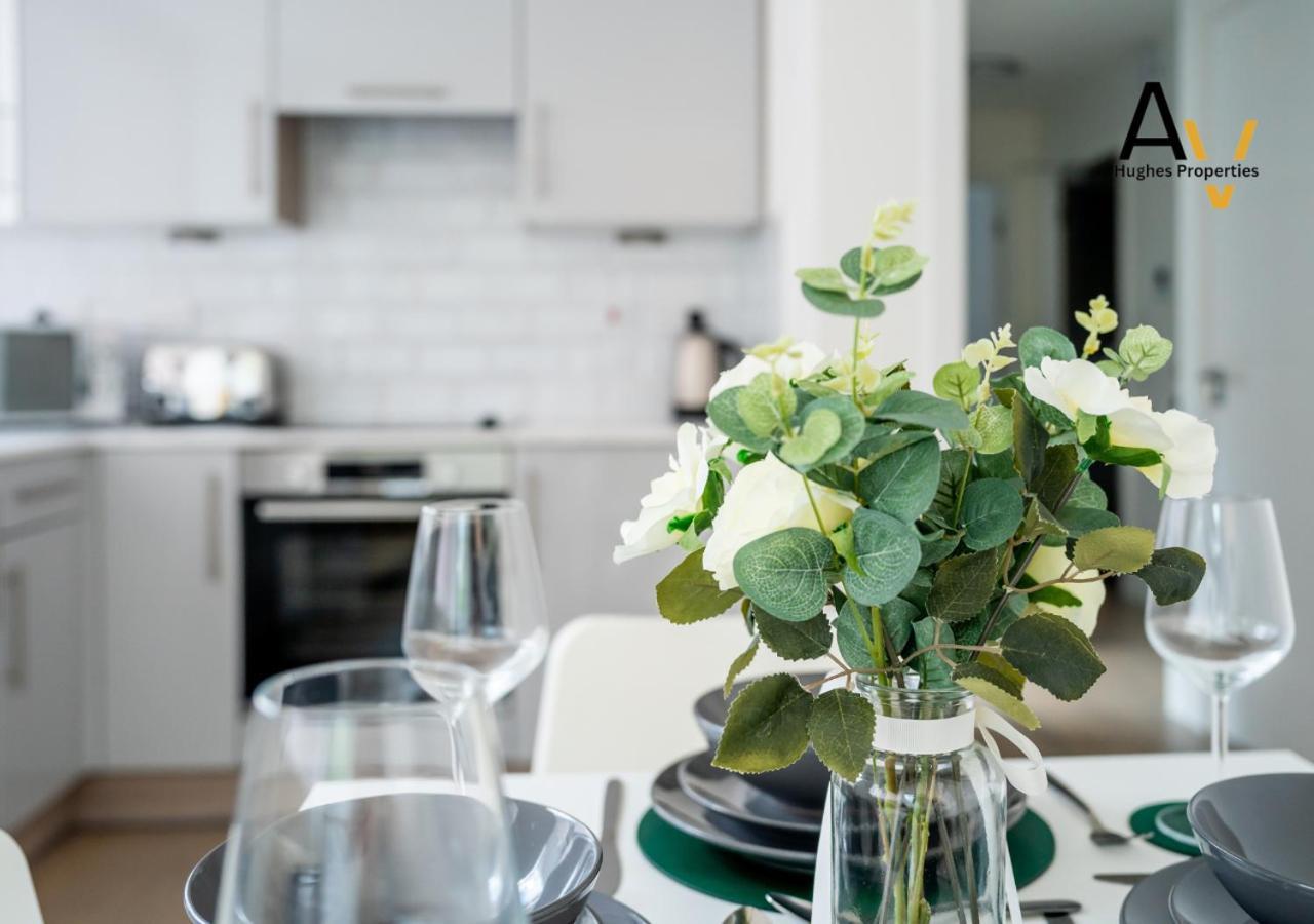 Modern Two-Bedroom Apartment - Central Location, Free Wi-Fi, Ideal For Long Stays By Av Hughes Properties Милтон-Кейнс Экстерьер фото