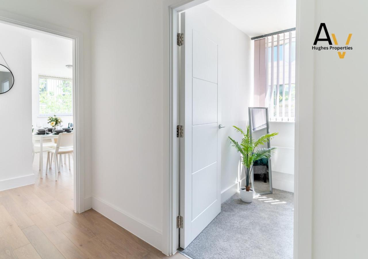 Modern Two-Bedroom Apartment - Central Location, Free Wi-Fi, Ideal For Long Stays By Av Hughes Properties Милтон-Кейнс Экстерьер фото